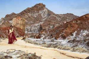 Regenbogenfarben und Salzablagerungen auf der Insel Hormus